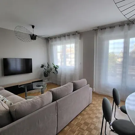 Spacieux Et Moderne Tours